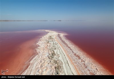 افزایش دما و کاهش بارندگی در حوضه آبریز دریاچه ارومیه، از علت های خشک شدن این دریاچه هستند . 