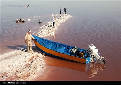 با وجود کاهش عمق آب در قسمت های مختلف دریاچه ، تابستان ها مردم ارومیه و شهرهای حاشیه دریاچه ارومیه ، طبق یک سنت قدیمی برای شنا و تفریح های تابستانی به دریاچه ارومیه می آیند 