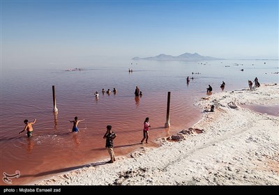 با وجود کاهش عمق آب در قسمت های مختلف دریاچه ، تابستان ها مردم ارومیه و شهرهای حاشیه دریاچه ارومیه ، طبق یک سنت قدیمی برای شنا و تفریح های تابستانی به دریاچه ارومیه می آیند 
