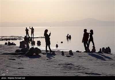 با وجود کاهش عمق آب در قسمت های مختلف دریاچه ، تابستان ها مردم ارومیه و شهرهای حاشیه دریاچه ارومیه ، طبق یک سنت قدیمی برای شنا و تفریح های تابستانی به دریاچه ارومیه می آیند
