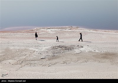 دریاچه ارومیه ، از بزرگترین دریاچه های آب شور جهان است که در دو دهه اخیر دچار بحران کم آبی و خشکسالی شده است.