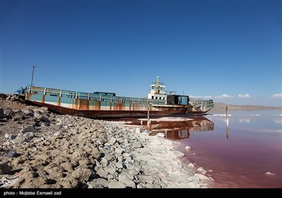 دریاچه ارومیه ، از بزرگترین دریاچه های آب شور جهان است که در دو دهه اخیر دچار بحران کم آبی و خشکسالی شده است.