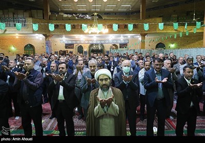 اقامه نماز صبح پیش از سخنرانی محمدباقر قالیباف رئیس مجلس در کنگره معلمان انقلاب اسلامی