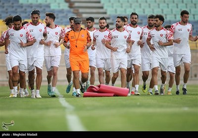  انتظاری: پرسپولیس در جذب مهاجم مثل استقلال عمل کند/ امیدوارم بازیکنان بزرگ کار بزرگی انجام دهند 