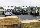 کشاورزان هلندی در اقدامی اعتراضی عرضه مواد غذایی به سوپرمارکت‌ها را مسدود کردند