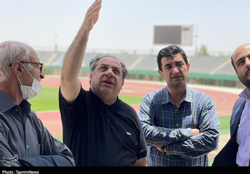 بازدید رئیس کمیته لیگ از ورزشگاه امام خمینی(ره) اراک/ ورزشگاه باید در اختیار فوتبال قرار گیرد + تصویر