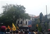 حمله معترضان به مقر ریاست جمهوری سریلانکا/ رئیس جمهور فرار کرد
