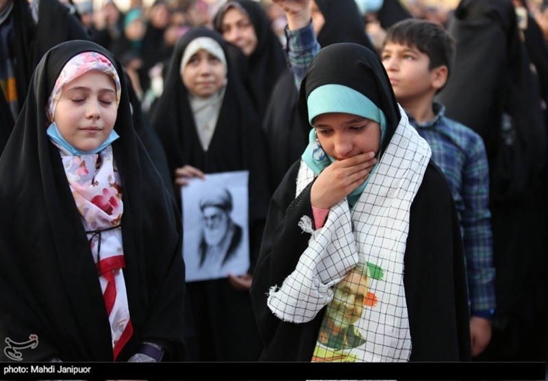 استفتاء از مراجع تقلید درباره عفاف و حجاب/ آیا پوشیدن مانتو و آرایش زنان اشکال شرعی دارد؟