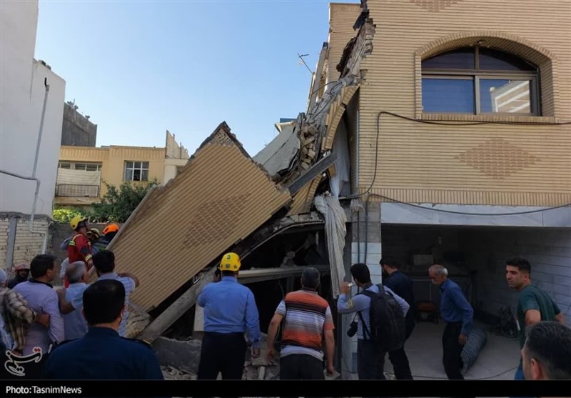 ریزش ساختمان مسکونی در خیابان جی اصفهان/ حبس 4 نفر در زیر آوار/ یک دختر جوان ‌جان باخت