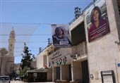 استقبال فلسطینی‌ها از بایدن با پرچم‌های سیاه و تصاویر «شیرین ابوعاقله»