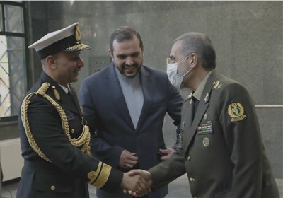  فرمانده نیروی دریایی عمان با وزیر دفاع دیدار کرد 