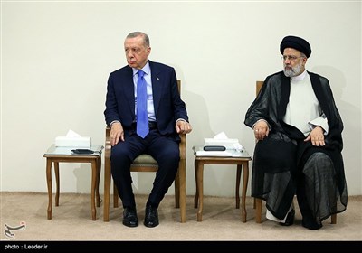  رجب طیب اردوغان رئیس‌جمهور ترکیه و سید ابراهیم رئیسی، رئیس جمهور در مراسم دیدار با رهبر معظم انقلاب
