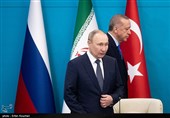 ورود  ولادیمیر پوتین رییس جمهور روسیه و رجب طیب اردوغان رئیس جمهور ترکیه  به محل برگزاری کنفرانس خبری اجلاس سه جانبه  آستانه