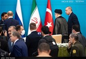 خروج سید ابراهیم رئیسی رئیس جمهوری اسلامی ایران و رجب طیب اردوغان رئیس جمهور ترکیه از محل برگزاری کنفرانس خبری اجلاس سه جانبه  آستانه