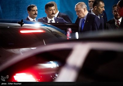 خروج رجب طیب اردوغان رئیس جمهور ترکیه از محل برگزاری کنفرانس خبری اجلاس سه جانبه آستانه