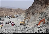 تلاش هلال احمر برای جست‌وجوی کارگران معدن کرومیت ارزوئیه به روایت تصویر