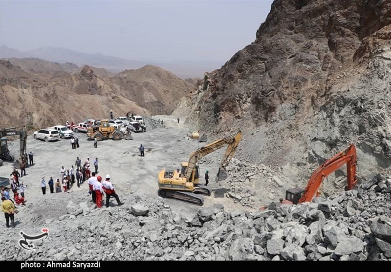 تلاش هلال احمر برای جست‌وجوی کارگران معدن کرومیت ارزوئیه به روایت تصویر