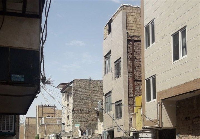 تخریب ساختمان قدیمی بر اثر گودبرداری غیراصولی در شهر گلستان