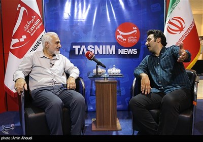 امیرعلی جوادیان عکاس دفاع مقدس در غرفه تسنیم نمایشگاه هم افزایی مدیریت ایران