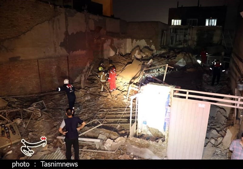 یک واحد مسکونی براثر انفجار در مشهد مقدس تخریب شد/ نجات 4 نفر توسط آتش نشانان+تصاویر