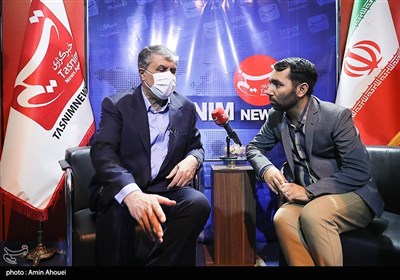 محمد اسلامی رئیس سازمان انرژی اتمی در غرفه خبرگزاری تسنیم