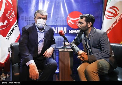 محمد اسلامی رئیس سازمان انرژی اتمی در غرفه خبرگزاری تسنیم