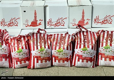 توزیع بسته‌های معیشتی و بن لباس در بزرگترین موقوفه استان یزد