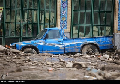 بامداد امروز سیل و رانش زمین منطقه "امامزاده داوود(ع)" تهران را در بر گرفت، حجم بالای گل‌ولای به داخل امام‌زاده نفوذ کرده و خودروها، زمین‌گیر شده‌اند.