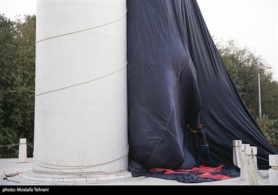 برافراشتن بزرگ‌ترین پرچم عزای حسینی بر فراز بلندترین سکوی پرچم ایران