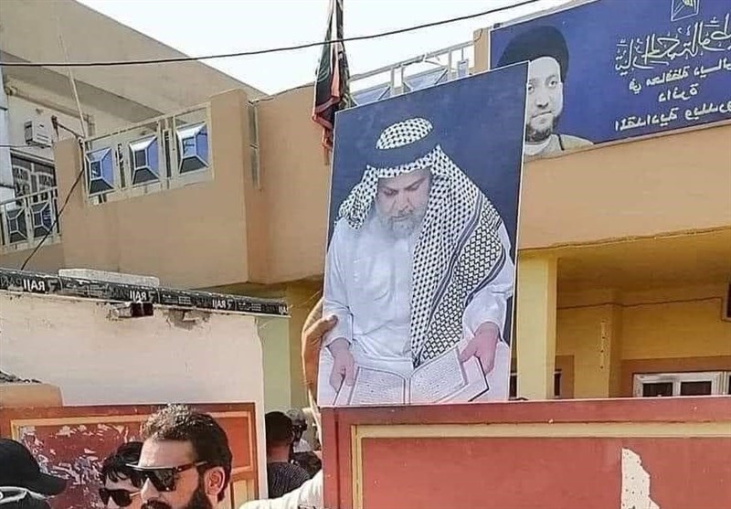 نصب تصویر مقتدی صدر روی مقر جریان حکمت ملی عراق در بغداد!