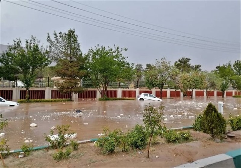 بارش شدید باران در شیراز سبب آبگرفتگی معابر و کندی تردد شد