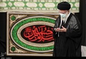 اولین شب عزاداری محرم  با حضور رهبر معظم انقلاب در حسینیه امام امام خمینی(ره)