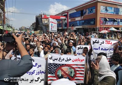  راهپیمایی افغان‌ها با شعار «مرگ بر آمریکا» در اعتراض به نقض حریم هوایی افغانستان+تصاویر 