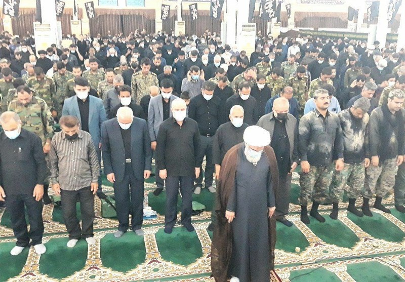 نماز ظهر عاشورا به یاد آخرین نماز شهدای دشت کربلا در بوشهر اقامه شد