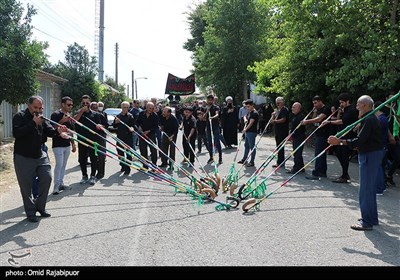 مراسم آیینی کرنی زنی عاشورا در روستای بی بالان گیلان