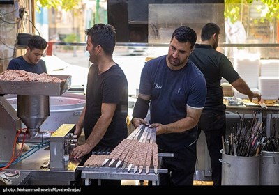 پخت ۱۸۰۰ کباب برای تاسوعای حسینی توسط کبابی حاج عبدالله ایران