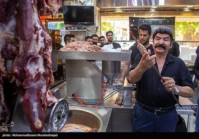 پخت ۱۸۰۰ کباب برای تاسوعای حسینی توسط کبابی حاج عبدالله ایران