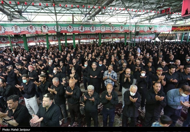 نماز ظهر عاشورا در میدان امام (ره) اقامه شد + تصاویر