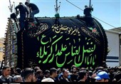نخل‌گردانی هیئتی‌های محله کوشک ‌اردستان در ‌شب هفتم شهادت امام حسین(ع) + فیلم