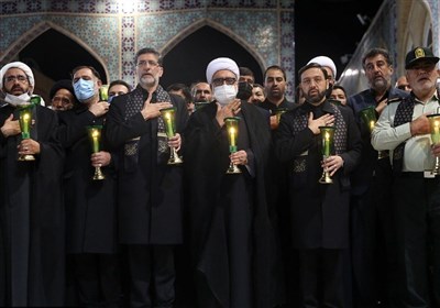 خادمان و زائران حرم مطهر رضوی در شام غریبان اباعبدالله الحسین(ع) سوگواری کردند