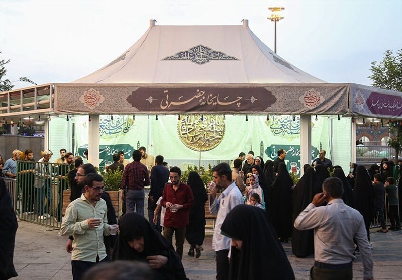 پذیرایی از عزاداران حسینی و زائران در چایخانه حضرتی با قدمت 100 ساله + فیلم
