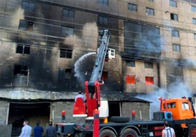 مهار آتش‌سوزی بزرگ کارخانه مبل پرند پس از 8 ساعت جدال با آتش + فیلم