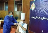 کارکنان تاسیسات گردشگری مشهد مقدس واکسن یادآور کرونا دریافت می‌کنند