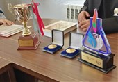 پژوهشگر مخترع تبریزی مدال های طلای جهانی خود را به آستان مقدس رضوی اهدا کرد