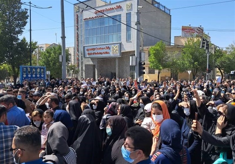 اعتراض جمعی از اهالی شهرکرد به قطعی 8 روزه آب و حضور مسئولان در بین مردم