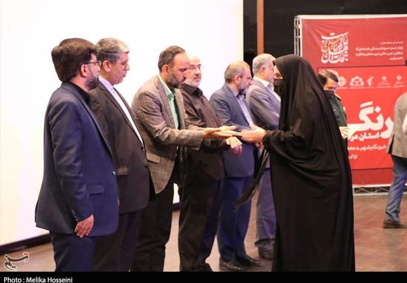 مراسم متفاوت تقدیر از زحمات یک‌ساله خبرنگاران در استان مرکزی/ تقدیر از خبرنگار خبرگزاری تسنیم استان مرکزی+ تصویر