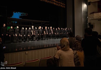 عروسک گردانان اپرای عاشورا در تالار وحدت پس از اجرا