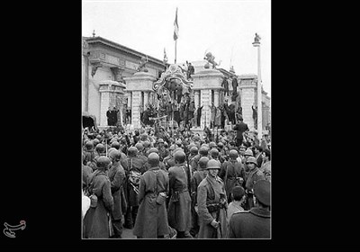 سربازان وفادار به شاه در برابر مجلس شورای ملی در روز ۲۸ مرداد