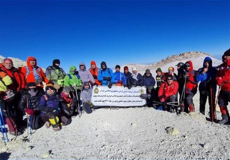 صعود کوهنوردان ارتش به قله دماوند