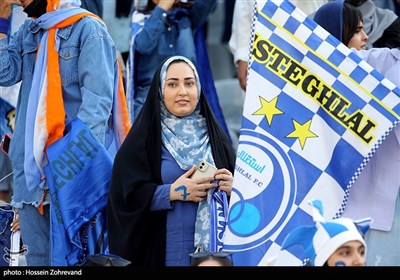 Women Attend Esteghlal-Mes Match in Tehran
